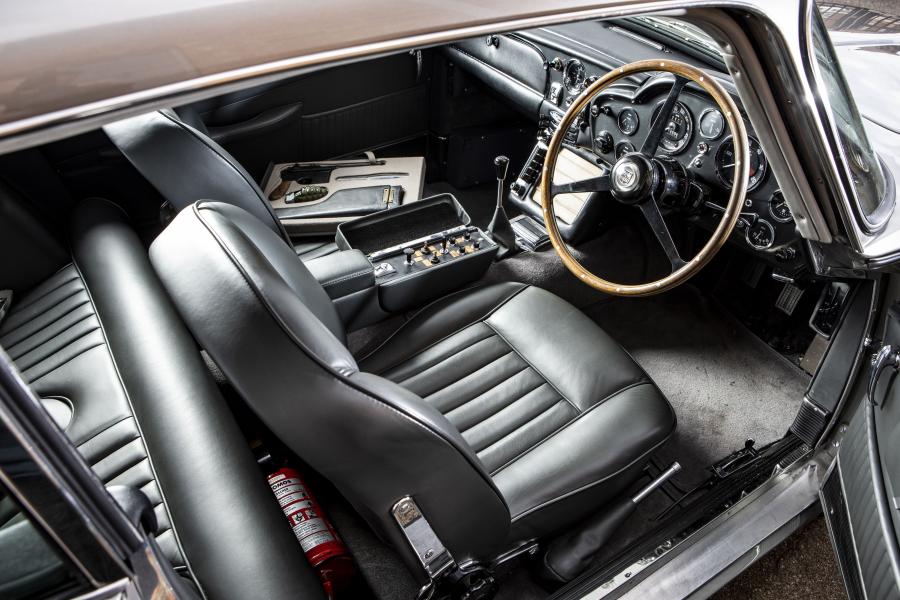 Интерьер Aston Martin DB5 Bond Car 1965 года  (фото 21 из 36)